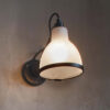 Lampe Gras No. 204 Dobbelt væglampe, sort/kobber - designet af Bernard-Albin Gras. Lampe Gras No. 204 Double er en spændende og anderledes væglampe, med utrolig mange anvendelsesmuligheder. No. 204 er specielt designet til at passe perfekt som læselys ved sengen. I stedet for kugleled, som næsten alle andre Lampegras lamper er sammensat af, er no. 204 væglampen udskiftet med et drejeled, der er mere egnet til lampens formål. Le Corbusier var blandt de første til at tage lampen til sig, hvorefter lampen blev et populært designer ikon blandt tyske Bauhaus tilhængere. Lampe Gras er kendetegnet ved de kraftige kugleled, og en mere spinkel armkonstruktion, der giver en perfekt harmoni mellem design og funktion og gør lampen til en designfavorit blandt verdens innovative arkitekter.