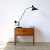 Design: Bernard Schottlander for Roomstore BS3 bordlampen fra Schottlander er en del af lampeserien Mantis, der tager udgangspunkt i tegninger fra 1951 og nu relanceret. Lampens udtryk og bevægelighed er designet med inspiration fra insekternes verden - Resultatet er et let og svævende udtryk, med en stor fleksibilitet og rotation på 360 grader - Lampen forener den skulpturelle form med funktionalitet, symmetri og asymmetri. Lampen giver herudover et optimalt læselys.