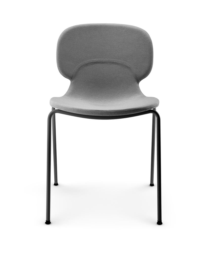 Combo fra Eva Solo er en minimalistisk spisebordsstol, som giver behagelig støtte til ryggen. Formen på stolens sæder og ryglæn giver en fornemmelse af, at de smyger sig om kroppen. Ryglænet på stolen er let fleksibelt, hvilket giver en høj komfort uanset siddestilling. Sæde er polstret, hvilket giver stolen ekstra komfort, hvis man skal side i stolen i længere tid ad gangen. Benene på Combo stolen er sat således, at stolen nemt kan stables. Design: ARDE Design Studio Materiale: Formstøbt plast Polstring: 100% polyester Mål: B: 52 cm D: 51 cm H: 82 cm Sædehøjde: 45 cm