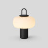 Nox Design af Alfredo Häberli Karakteristisk for Nox er dets trådløse opladningssystem med induktionsteknologi, der gør det muligt at bruge denne sofistikerede og meget alsidige lampe uden stikkontakt. Armaturet er sammensat af fire elementer: en opladningsbase, et aluminiumshus, der indeholder ladesystemet, en håndblæst diffusor i opalglas og et enkelt håndtag. Med en berøringsdæmper kan Nox give rigeligt lys til læsning og et behageligt blødt lys, når den er dæmpet. Ideel som sengelampe, Nox kan tages op og bæres ud på altanen, og med sine rige materialer virker den også perfekt hjemme på middagsbordet. Nox kræver en trådløs oplader. Vi tilbyder Nox Charging Base, en oplader specielt designet til Nox, som kan købes separat fra vores webshop. Da Nox er kompatibel med Qi trådløs opladningsstandard, er den også kompatibel med de fleste kommercielt tilgængelige trådløse opladere.