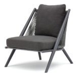 Serien består af en spisestuestol, to-personers sofa, loungestol og lænestol med høj ryg. Den luftgennemtrængelige vikling i ryggen fungerer som en let, gennemsigtig overflade på møblerne og overrasker alligevel med en behagelig siddeoplevelse. Alle loungemodeller fås med en vævning i farven antracit med subtile lyseblå farveaccenter. LAGOS lænestol Aluminiumsramme antracitpulverlakeret, vejrbestandigt flettet snorbetræk af polyester og akryl. RH 81 cm, B 76 cm, D 79 cm, SH 30 cm, vægt 10 kg. Funktioner: Lagervare Farve: Blå, Grå Materiale: mesh, metal Sædehøjde: Lounge