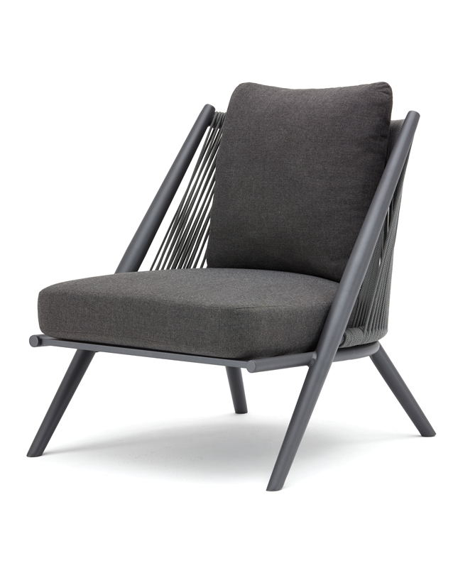 Serien består af en spisestuestol, to-personers sofa, loungestol og lænestol med høj ryg. Den luftgennemtrængelige vikling i ryggen fungerer som en let, gennemsigtig overflade på møblerne og overrasker alligevel med en behagelig siddeoplevelse. Alle loungemodeller fås med en vævning i farven antracit med subtile lyseblå farveaccenter. LAGOS lænestol Aluminiumsramme antracitpulverlakeret, vejrbestandigt flettet snorbetræk af polyester og akryl. RH 81 cm, B 76 cm, D 79 cm, SH 30 cm, vægt 10 kg. Funktioner: Lagervare Farve: Blå, Grå Materiale: mesh, metal Sædehøjde: Lounge