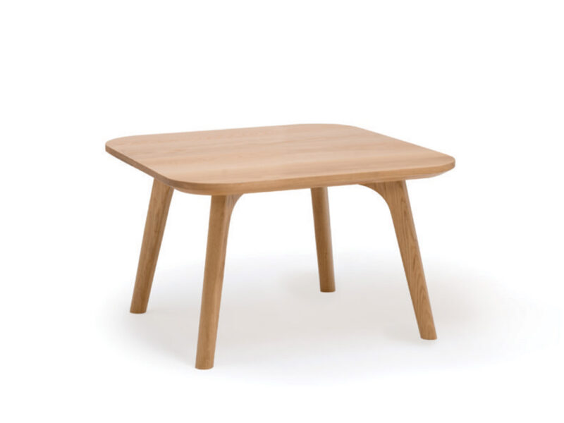 EVEN bord afslører et værk med en ekstraordinær udtrykskraft. Som dekorative møbler er et nøgleelement i et hver samtids miljø med tidløs karakter. Ramme i  massiv ask eller valnød og bordpladen lavet i marmor el massiv træs plade er komponenterne i dette bord. Fås i forskellige størrelser.